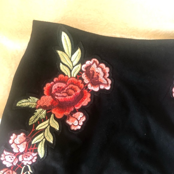🌹Rose Embroidered Set🌹 - Picture 5 of 6